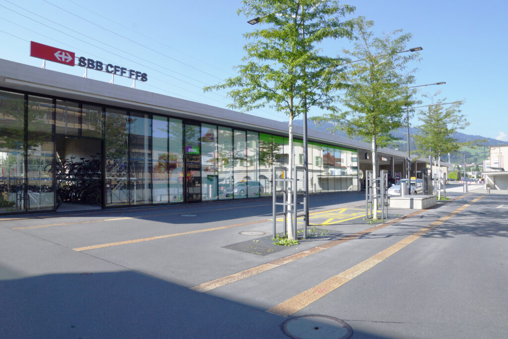 zwischenraum_bahnhof_lachen_bahnhofgebaeude_baeume